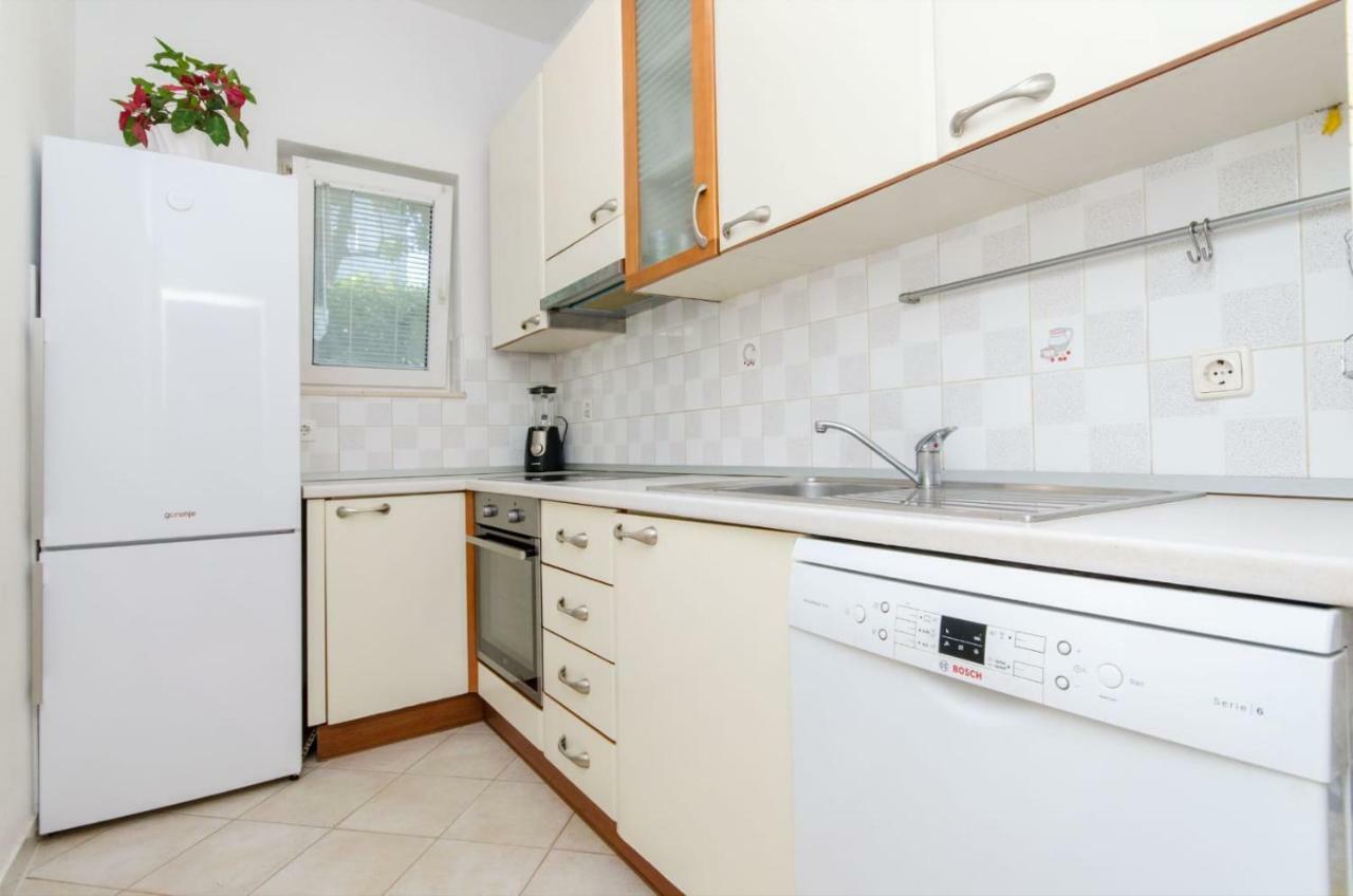 Holiday Apartment With Garden Kaštela Exteriör bild