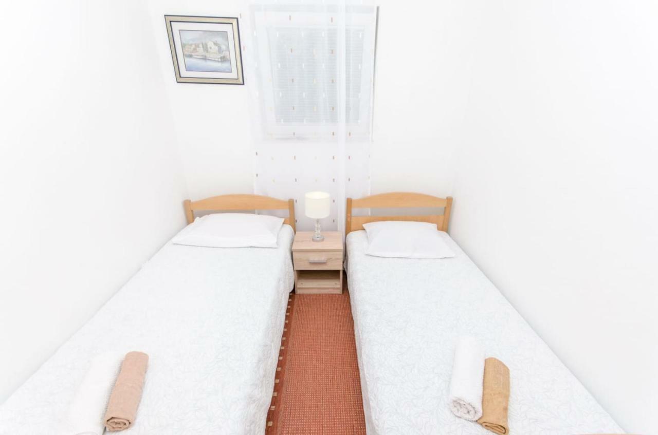 Holiday Apartment With Garden Kaštela Exteriör bild