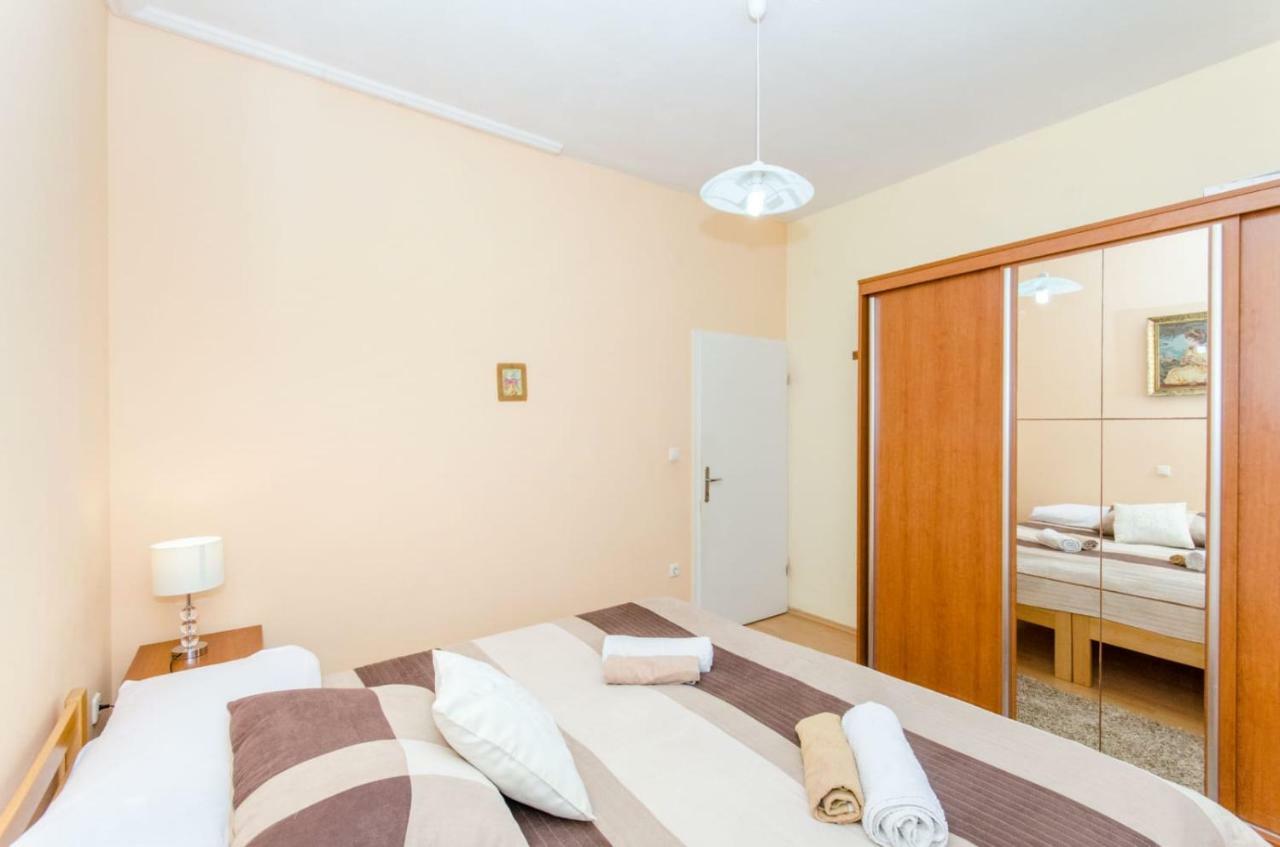 Holiday Apartment With Garden Kaštela Exteriör bild