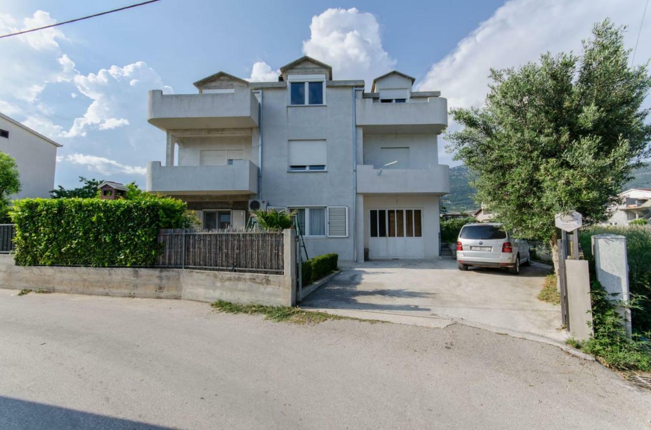 Holiday Apartment With Garden Kaštela Exteriör bild