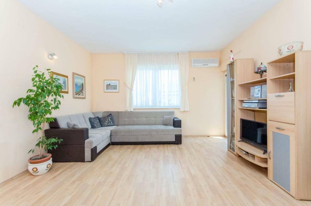 Holiday Apartment With Garden Kaštela Exteriör bild
