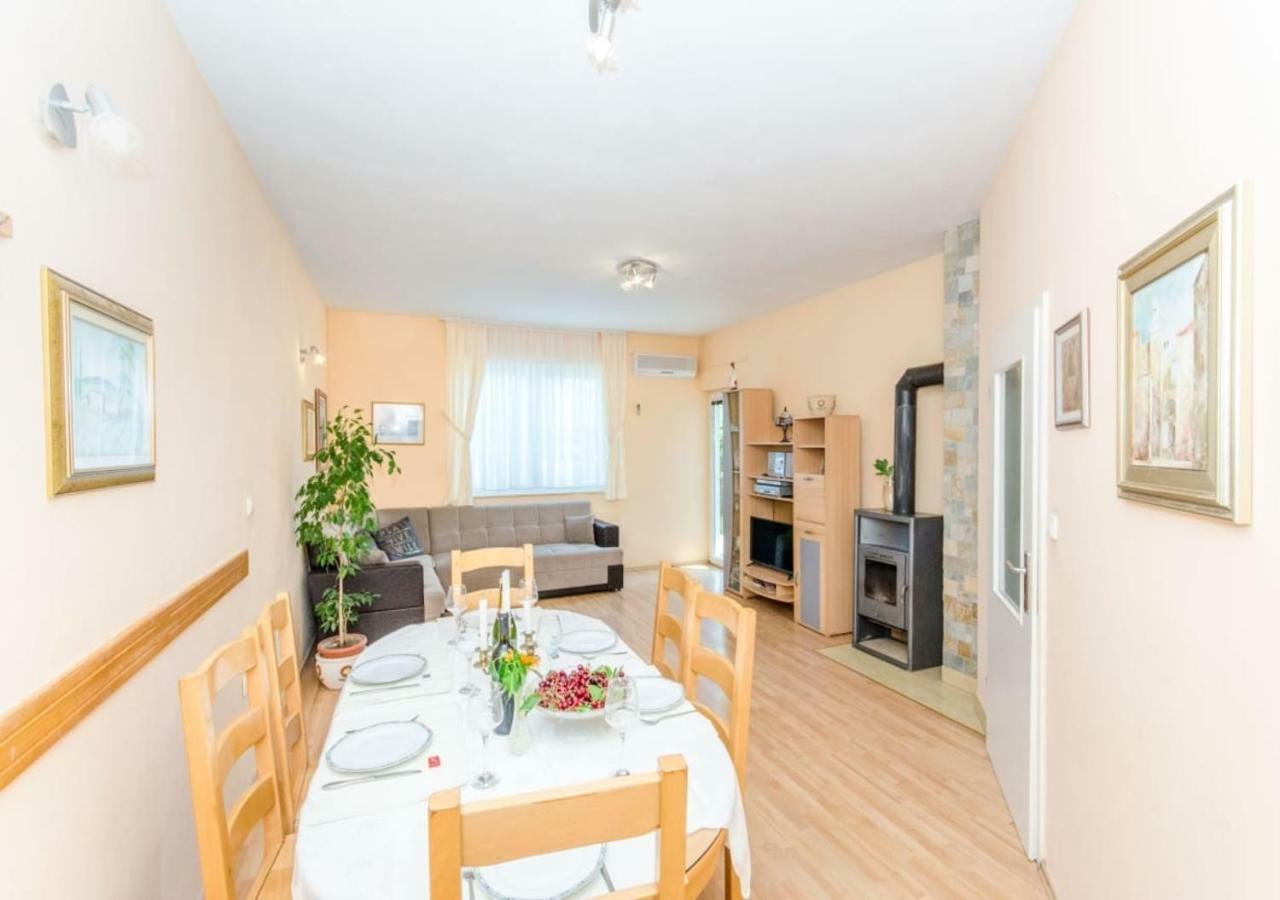 Holiday Apartment With Garden Kaštela Exteriör bild