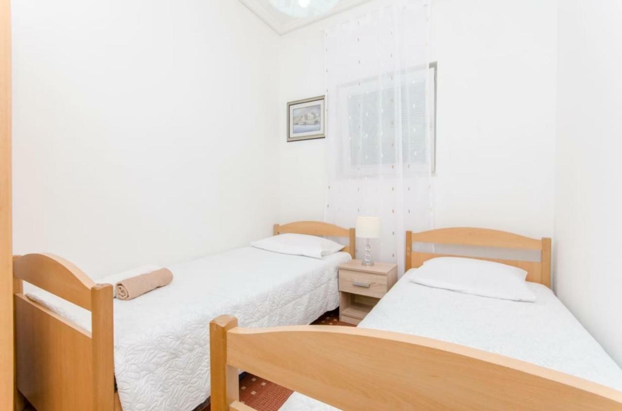 Holiday Apartment With Garden Kaštela Exteriör bild