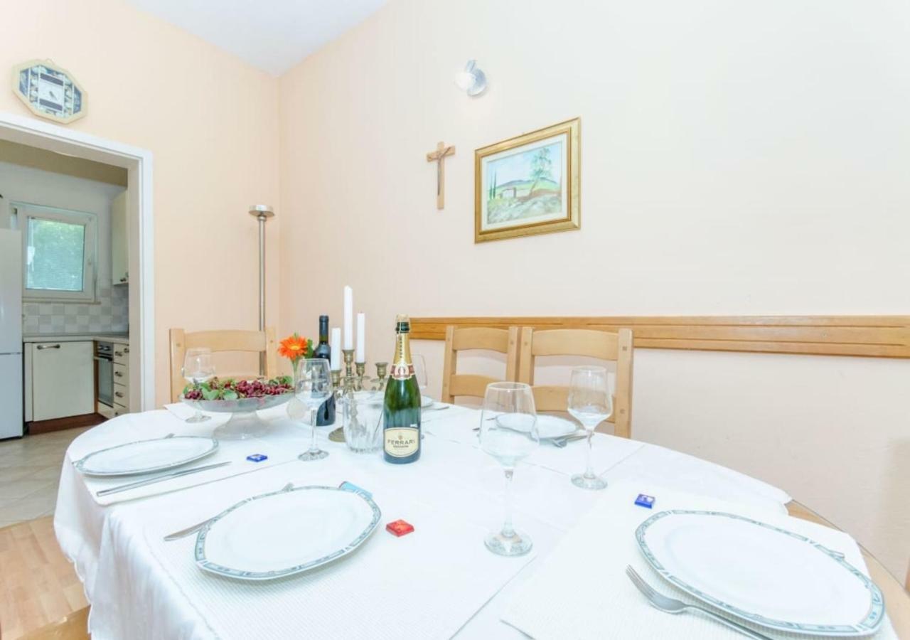 Holiday Apartment With Garden Kaštela Exteriör bild
